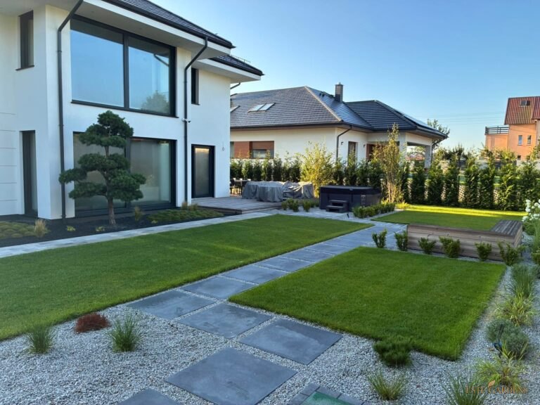 Nowoczesny ogród z trawnikiem i ścieżką z płyt w Kosakowie (600 m²) – realizacja Este Gardens