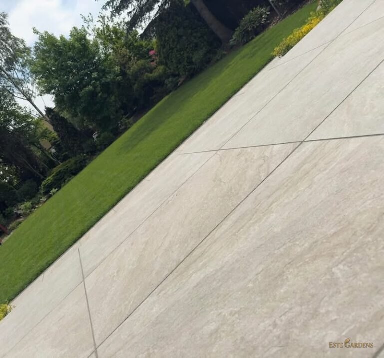 Ścieżka z płyt wzdłuż trawnika – minimalistyczny ogród w Wejherowie (600 m²)
