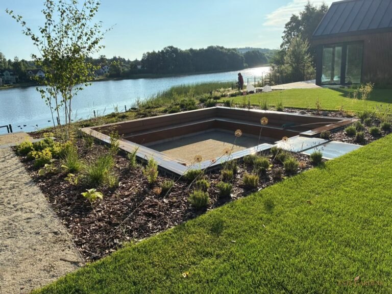 Zagłębiona strefa wypoczynku nad jeziorem – naturalistyczny ogród w Gdańsku Osowej (2400 m²)