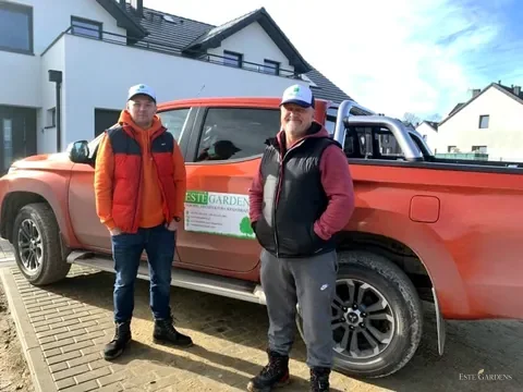 Łukasz i Jarek z ekipy Este Gardens przy realizacji ogrodu w Trójmieście Łukasz i Jarek z ekipy Este Gardens przy realizacji ogrodu w Trójmieście