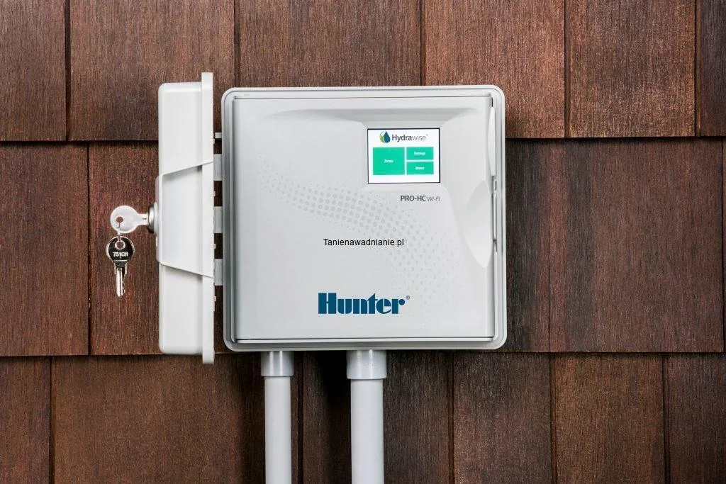 Sterownik nawadniania Hunter Pro-HC z Hydrawise Wi-Fi zamontowany na drewnianej ścianie